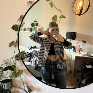 Snygg skjorta från OLÉ - Randig skjorta i stl L och sitter oversize på mig som vanligtvis är small eller medium  Perfekt att slänga på sig en kyligare sommarkväll 💞💞   Skriv om du har några frågor eller funderingar 🥰