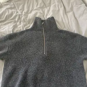 En stickad tröja från hm i storlek S