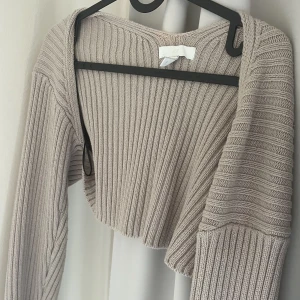 Bolerokofta - Säljer min populära bolerokofta från hm. Koftan kommer tyvärr inte till användning längre och är använd fåtal gånger💗