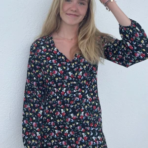 Blommig klänning - Fin blommig klänning från asos. Superfint skick. Säljer då den är lite för kort på mig som är 174cm.