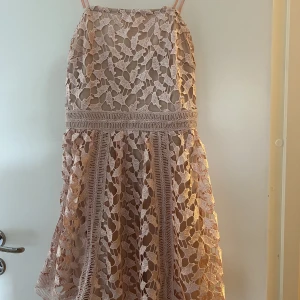 Klänning - Säljer denna klänning i storlek 36, passar till XS/S/M. Använd endast en gång. Säljs för 195kr.