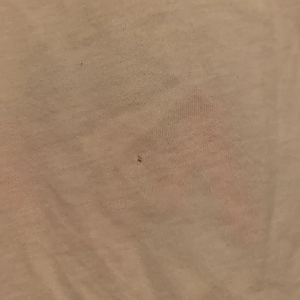 En vit t-shirt med trycket pepsi. Ett litet hål på ryggen som knappt syns (se bild tre). . T-shirts.