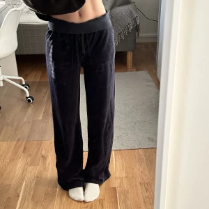 Juicy couture liknande - Mjuka och sköna mjukisbyxor som liknar juicy couture, storlek xs! Är 164 cm på bilden💕