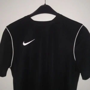 Drifit Nike tee - för liten på mig. Använt en gång