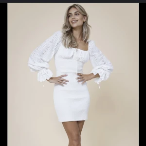 Adoore klänning  - Säljer nu denna superfina slutsålda adoore klänning , nypris 1500