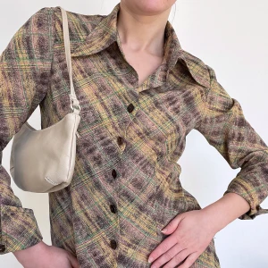 Vintage blus  - Vintage skjorta / blus. Möjligen från 70-talet. Spetsig krage och ärmar. Strl XS/S. Se även mina andra annonser, 3 för 2 på allt! 💫