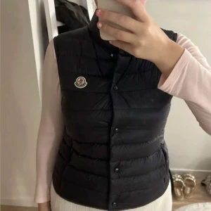 Moncler väst  - Fin och fräsch moncler väst! Väldigt bra kvalite och använd fåtal gånger! Storleken är 3/M men passar mig som vanligtvis har S! Hör av dig för fler bilder och mer information!💕