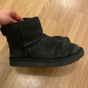 Äkta uggs - Säljder mina svarta äkta uggs, andvände dem hela förra vinter och därav har dem fått lite fläckar pågrund av regnet och även ett hål på sidan💗pågrund av defekterna säljer jag dem billigt