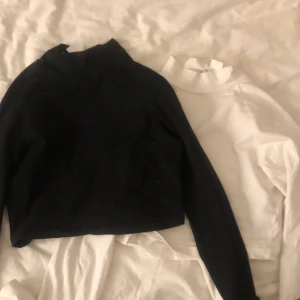 Tröjor - Två tighta tröjor från hm i storlek xs. Bara använda några gånger💕