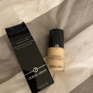 Armani foundation - Använd 3-4 gånger så den är cirka 90% full. Färg nr 3 med varm underton Nypris 599