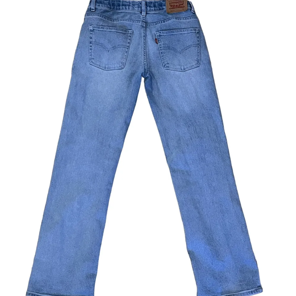 Ett par ljusblå jeans från Levis. Modell 551Z. Bra skick, bortsett från läderlappen på baksidan som är lite sliten. Skriv vid intresse!. Jeans & Byxor.