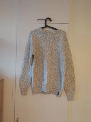 Stickad tröja - Stickad tröja i använt men bra skick. Tror det är L i mansstorlek.. Men kan också vara unisex