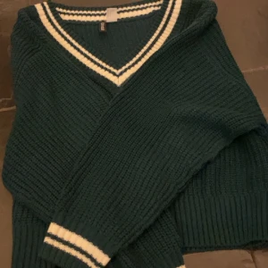 tröja 50kr - Tröja från hm. Använt typ en gång då den inte är min stil och är lite för stor för mig. Sticks ej. Storlek Medium 