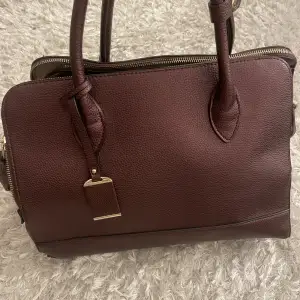 Hej! Jag säljer denna handväska!💕 Medelstor och ingår ett axelband💕