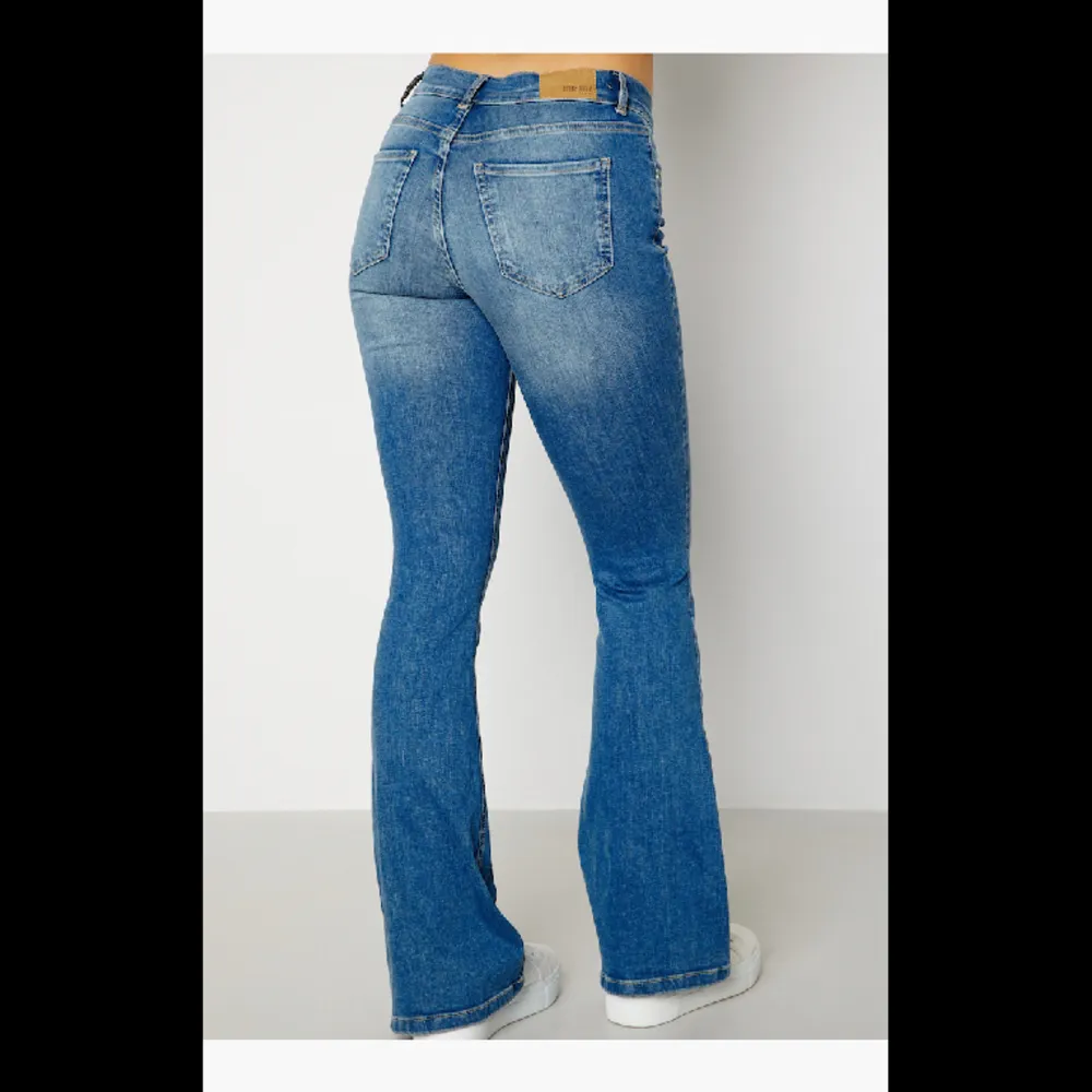 Här kommer ännu ett par jeans🙈 De var för korta när jag köpte de och därav använda max 3 gånger, (tyvärr för de är skitsnygga🙈) Ord pris 599kr. Hör av er om ni har några frågor etc🙌🏼. Jeans & Byxor.