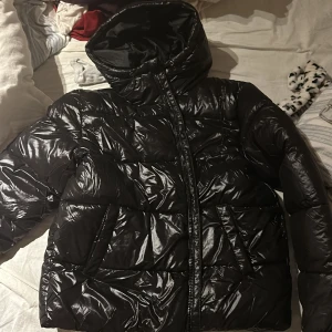 Glansig jacka! - Hej säljer min fina glansiga pufferjacket i svart enbart för den var för liten på mig. Otroligt fin och aldrig använd (lappen finns kvar) den är slutsåld senast jag kollade köpte för 500kr men säljer gör enbart 250!!!!