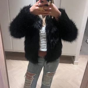 Svart päls jacka - Svart fuskpäls jacka.💓