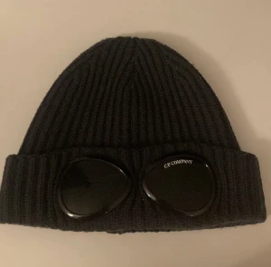 Cp company mössa - Tja, jag säljer denna cp company mössa i väldigt bra skick bara använt ett fåtal gånger! Säljer den för 600kr i storlek one size.
