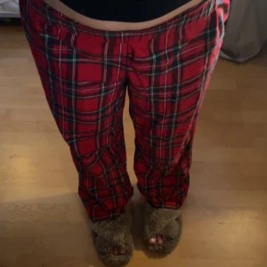 pyjamasbyxor  - juliga pyjamasbyxor, har ej någon lapp men skulle tro att det är en S kanske passar en liten M