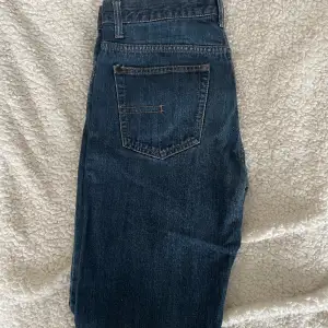 Ett par vintage Calvin Klein jeans köpta second hand. Väldigt fin färg! Lowwaist och straight. För små på mig tyvärr annars hade jag behållit. Midja 40 och innerbenslängd 84 