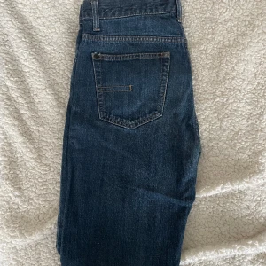 Calvin Klein vintage jeans  - Ett par vintage Calvin Klein jeans köpta second hand. Väldigt fin färg! Lowwaist och straight. För små på mig tyvärr annars hade jag behållit. Midja 40 och innerbenslängd 84 