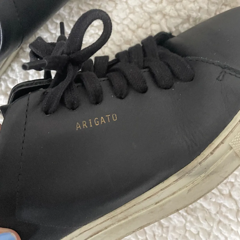 Ett par basic svarta sneakers från Arigato. Tyvärr för små för mig som har storlek 40. Köpta här på plick och använda några få gånger!. Skor.