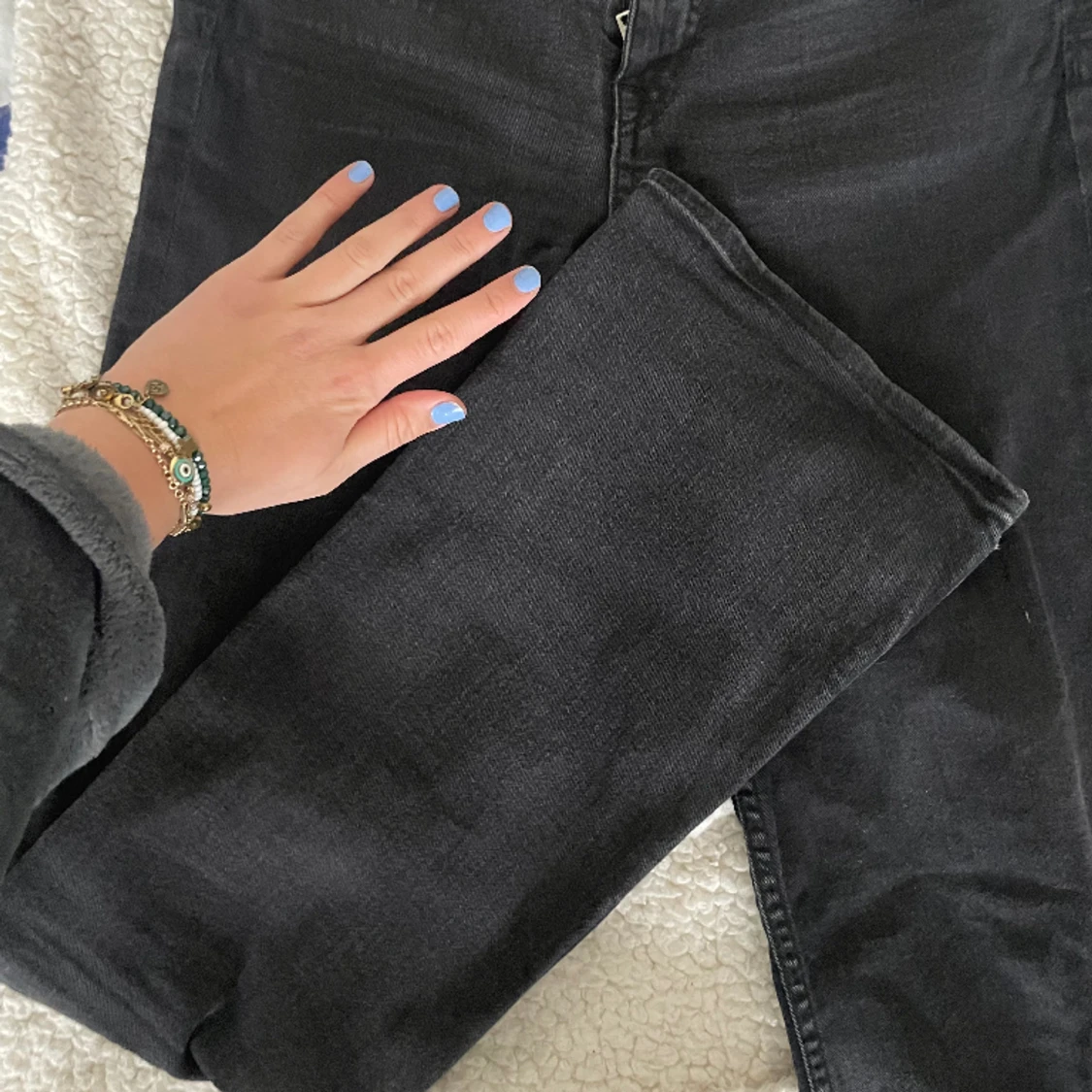 Urtvättade svarta bootcut jeans med midmidja - 91