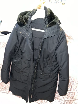 Acne Studios parkas - Svart parkas från Acne. Avtagbart foder i luvan. Använd men i mycket fint skick! Varm. 
