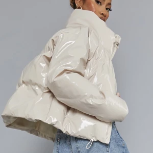 Vinyljacka - Som ny då den aldrig kommit till användning. Köpt på prettylittlething för ca 700 kr!