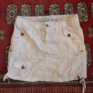 Cargokjol - Vit lågmidjad Cargokjol från Esprit, står ingen storlek men skulle säga att det är en M midjemått: 84cm