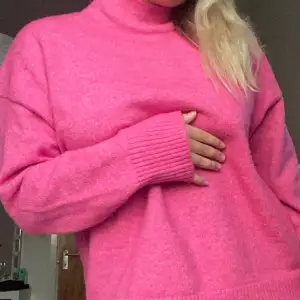 Säljer denna fina rosa tröjan från Kappahl då den ej används❤️nypris är 399kr❤️