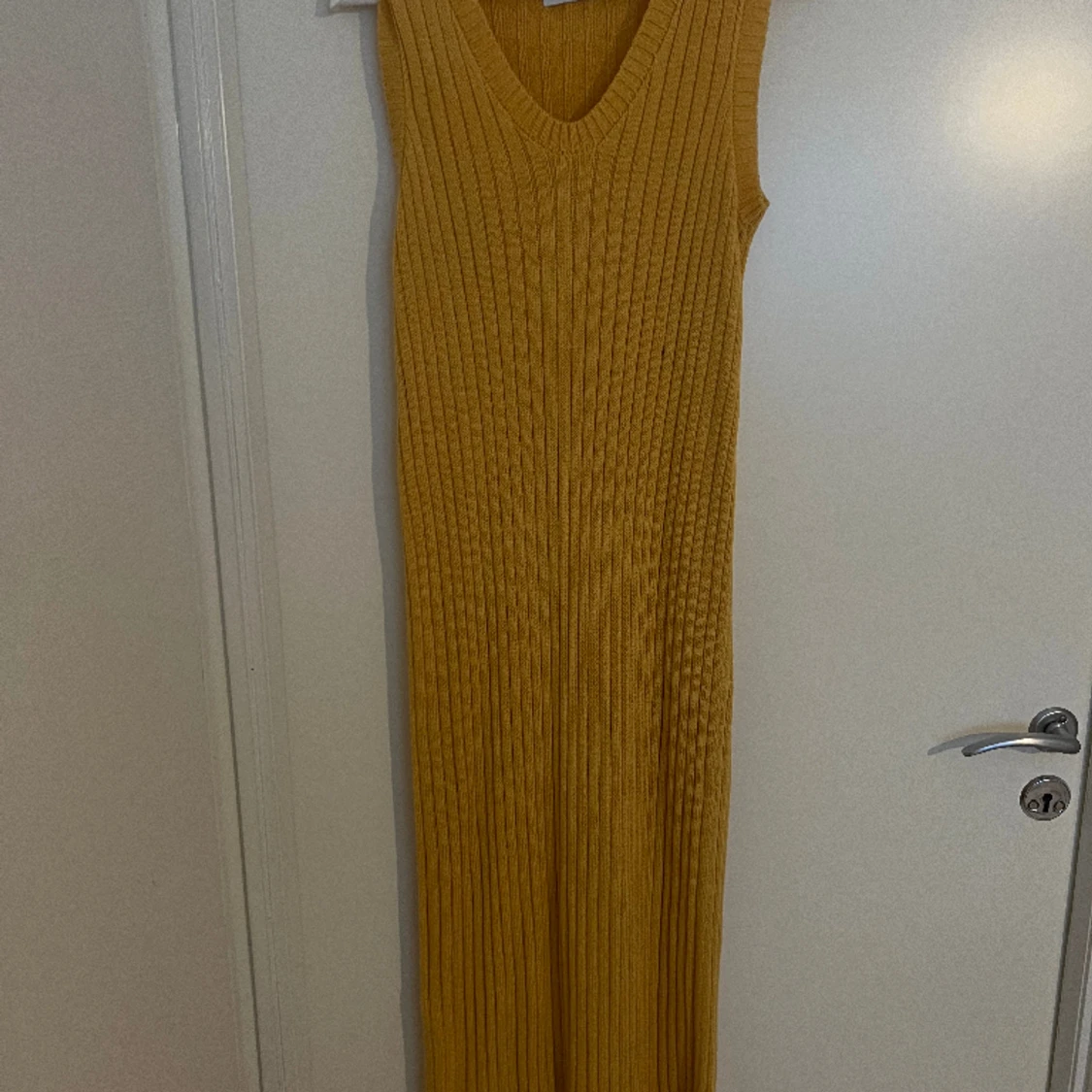 NA-KD ribbad gul klänning  - 90