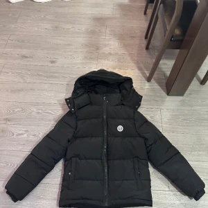 Trapstar vinterjacka - Säljer min Trapstar vinterjacka till ett fyndigt pris Den är helt ny och aldrig använd Priset är fast ställd 