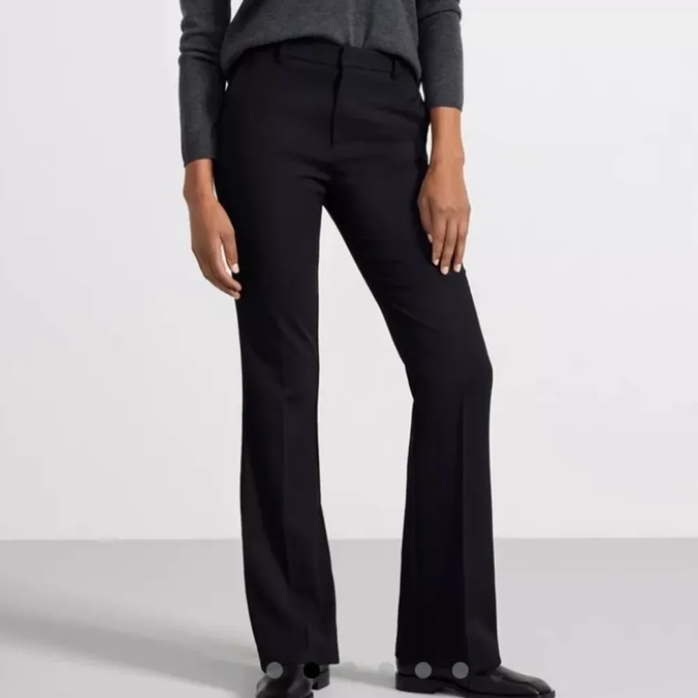 Flared kostymbyxor från Lindex i modellen Fiona! Sitter så snyggt på🎀. Jeans & Byxor.