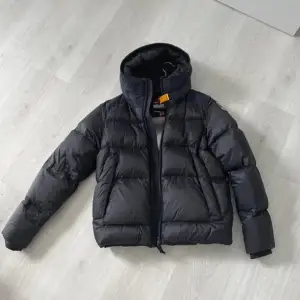 Nyskick använd i två månader. Skick 10/10. Inga fel, hål, smuts etc  Märke: Parajumpers  Nypris: 7249kr Inköpt på Kidsbrandstore  Modell: Tyrik  https://kidsbrandstore.se/products/tyrik-43132