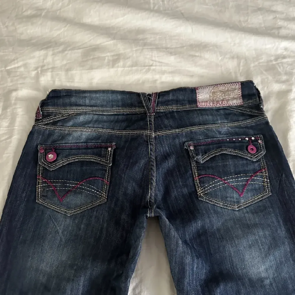 (Lånade bilder) Snygga lågmidjade och utsvängda jeans!! Köpta här på plick och passar S. Jeans & Byxor.