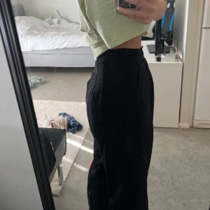 Svarta tygbyxor  - Stl 34, svarta byxor från Stradivarius. Använda ett flertal gånger, fortfarande bra skick! Pris kan diskuteras 😁