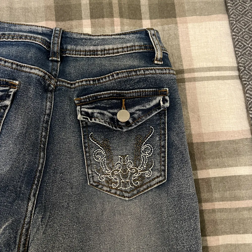 Jeans med broderier på fickor bak, aldrig använda. Jeans & Byxor.