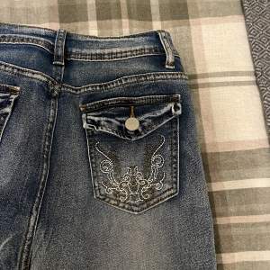 Jeans med broderier på fickor bak, aldrig använda
