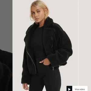 TEDDY JACKA NA-KD - super fin teddy jacka, nästintill oanvänd, köpt för 1000 kr säljer för 399, köparen står för frakten🤍