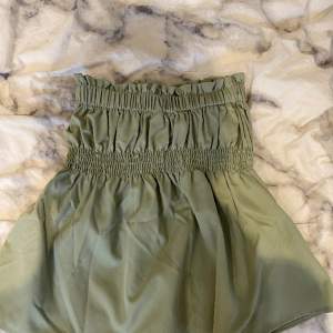 Grön kjol i lite plastigt material 💓den går även att använda som en topp 💓 köpt på shein och vill inte returnera så säljer istället vidare 💗 alltså aldrig använd . Köparen står för frakten 💓