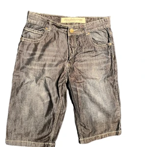 Diesel jorts - Diesel jorts, knappt använda. Mörkblå Sitter bra på höfterna men lite stora runt midjan på mig, jag är storlek S