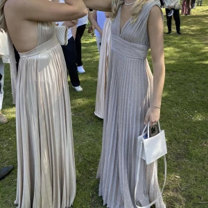 Balklänning - Säljer min fina balklänning som glittrar fint i solljuset, den är i storlek s men är lite insydd i midjan! Går ej att köpa ny