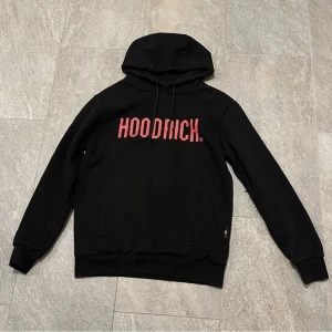 Hoodrich hoodie - Hej. Säljer denna sjukt snygga hoodie som är i mycket gott skick. Skulle säga 8/10. Inget dåligt med den. Köpt för 800kr och säljer nu för 400kr. Tveka inte att ställa frågor.