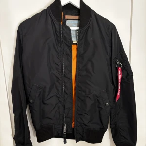 Bomberjacka från Alpha Industries - Bomberjacka från Alpha Industries i storlek S, använd fåtal gånger! Nypris: 1999