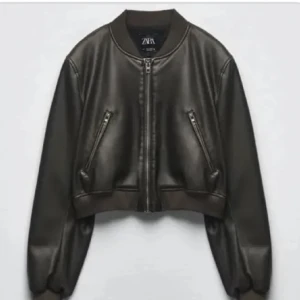 Jacka - Säljer min skinnjacka från zara användes få tal gånger skit snygg💕💕