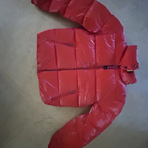 PJS röd jacka  - Röd parajumper jacka 