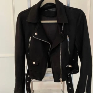 Mockaimitationf från NLY Trend - Fin midjeband Mockaimitation jacka från NLY Trend Jättebra skick använd FÅTAL gånger. Storlek: 38 men passar olika storlekar beroende på hur du vill att den sitter.  Nypris: 599:-  Pris går att diskutera!  Lånade bilder! Skicka om du vill ha egna bilder:)