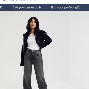 Jeans 90s high waist - Jeans från Gina i modellen 90s high waist. Nypris 599kr. Storlek 34. (Säljer även ett par likadana i blått). 