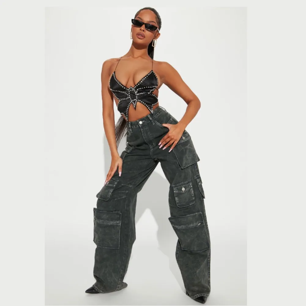 De populära Fashionnova Lilly high Rise cargo Jeans med tagsen kvar!!   - nypris 265kr - slutsåld online!!  - Aldrig använt   - Jättefina matchar till mycket  - Storlek M passar S med större höfter -skriv för mer bilder. Jeans & Byxor.